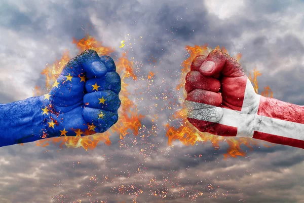 İki AB bayrağı ile yumruk ve Danimarka birbirlerine karşı karşıya mücadele için hazır