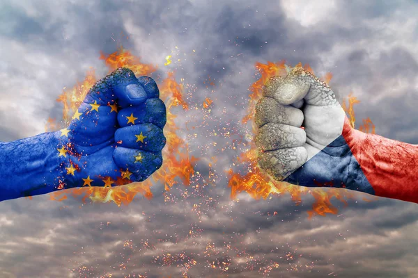 İki AB bayrağı ile yumruk ve Çek Cumhuriyeti birbirlerine karşı karşıya mücadele için hazır