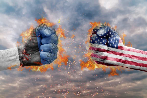 Estonya bayrağı ile iki yumruk ve ABD birbirlerine karşı karşıya mücadele için hazır