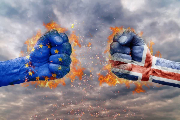 İki AB bayrağı ile yumruk ve İzlanda birbirlerine karşı karşıya mücadele için hazır