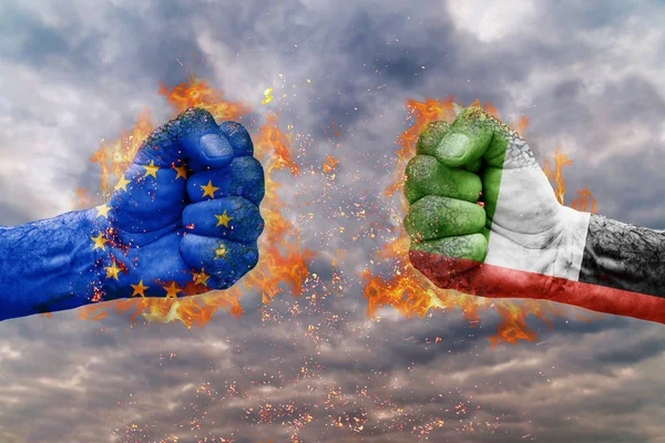 İki AB bayrağı ile yumruk ve Birleşik Arap Emirlikleri birbirlerine karşı karşıya mücadele için hazır