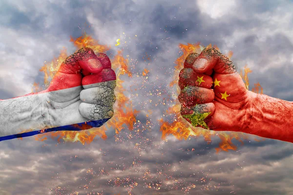 İki Fransa ve Çin bayrağı ile her diğer mücadele için hazır yumruk