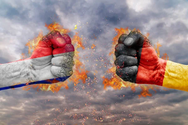 Fransa bayrağı ile iki yumruk ve Almanya birbirlerine karşı karşıya mücadele için hazır