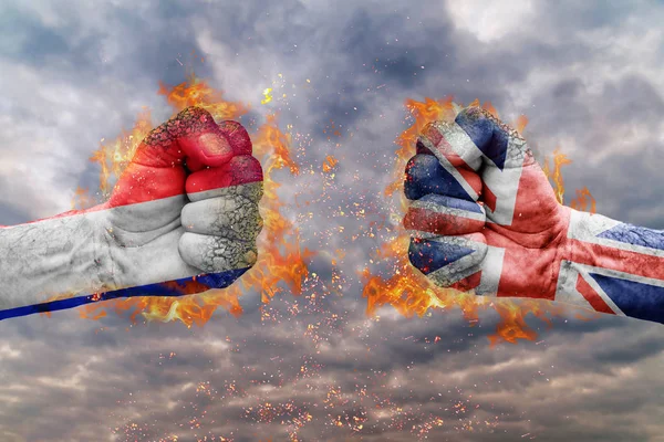 Dwie pięści z banderą Francji i Wielkiej Brytanii do czynienia na siebie gotowy do walki — Zdjęcie stockowe
