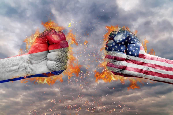 Fransa bayrağı ile iki yumruk ve ABD birbirlerine karşı karşıya mücadele için hazır