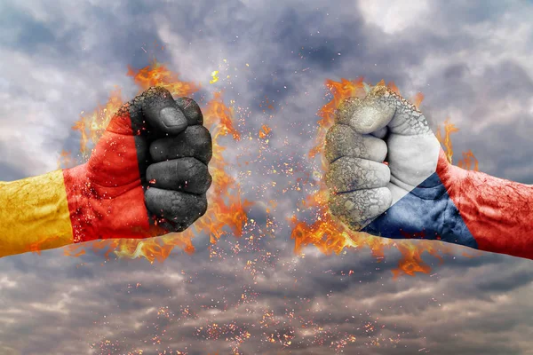 Два кулак з прапором Німеччини та Чехії стикаються один на одного готові до боротьби — стокове фото