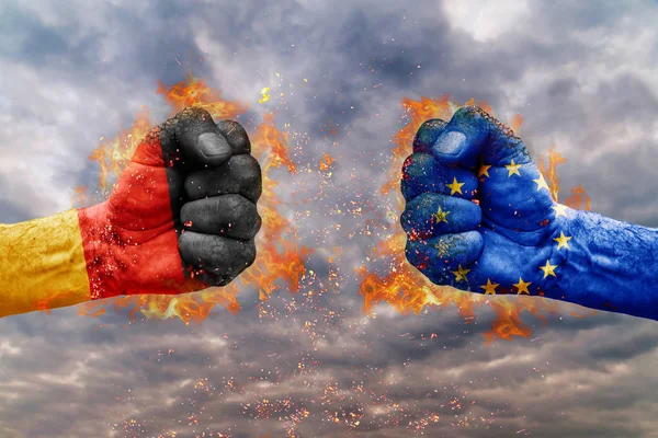 İki Almanya bayrağı ile yumruk ve AB birbirlerine karşı karşıya mücadele için hazır