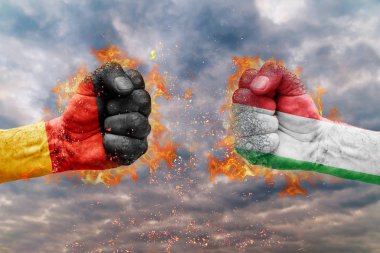 İki Almanya bayrağı ile yumruk ve İtalya karşısında birbirlerine mücadele için hazır