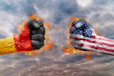 İki Almanya bayrağı ile yumruk ve ABD birbirlerine karşı karşıya mücadele için hazır