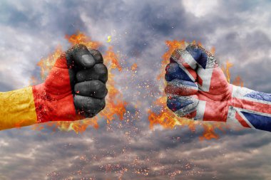 İki Almanya bayrağı ile yumruk ve İngiltere birbirlerine karşı karşıya mücadele için hazır