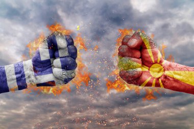 İki Yunanistan bayrağı ile yumruk ve Makedonya birbirlerine karşı karşıya mücadele için hazır