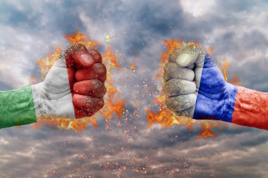 İki Macaristan bayrağı ile yumruk ve Rusya birbirlerine karşı karşıya mücadele için hazır