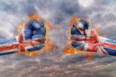 İki İzlanda bayrağı ile yumruk ve Büyük Britanya'nın birbirlerine karşı karşıya mücadele için hazır