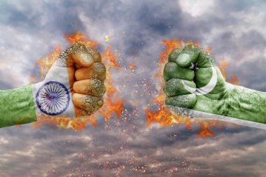 İki Hindistan bayrağı ile yumruk ve Pakistan birbirlerine karşı karşıya mücadele için hazır