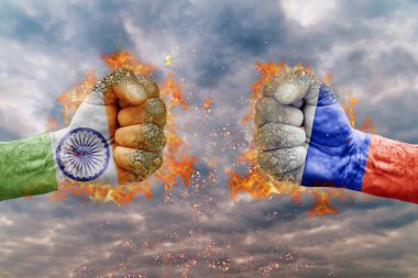 İki Hindistan bayrağı ile yumruk ve Rusya birbirlerine karşı karşıya mücadele için hazır