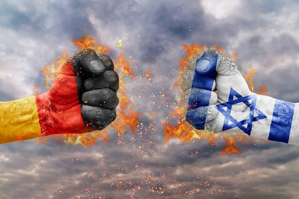 Два кулака с флагом Германии и Израиля столкнулись друг с другом готовыми к бою — стоковое фото