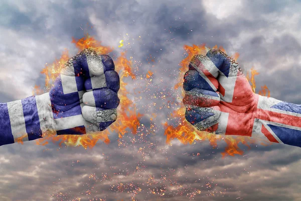 Два кулак з прапор Греції та Великої Британії стикаються один на одного готові до боротьби — стокове фото