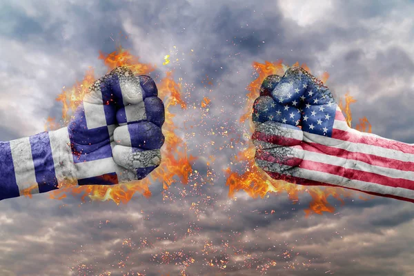 Два кулак з прапор Греції і США стикаються один на одного готові до боротьби — стокове фото