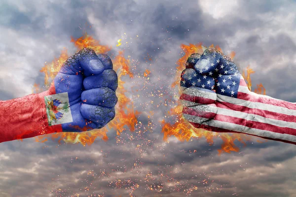 Dwie pięści z flaga Haiti i Usa do czynienia na siebie gotowy do walki — Zdjęcie stockowe