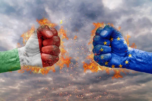 İki Macaristan bayrağı ile yumruk ve AB birbirlerine karşı karşıya mücadele için hazır