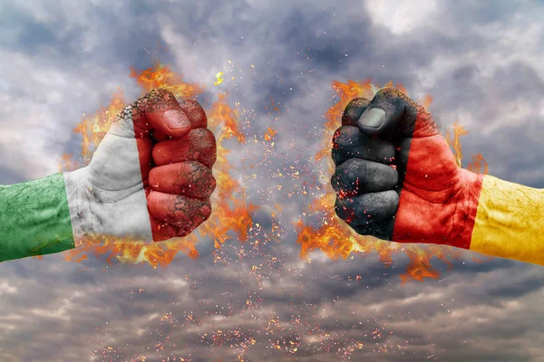 İki Macaristan bayrağı ile yumruk ve Almanya birbirlerine karşı karşıya mücadele için hazır