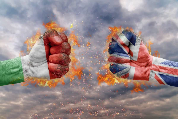 Два кулак з прапором Угорщини та Великої Британії стикаються один на одного готові до боротьби — стокове фото