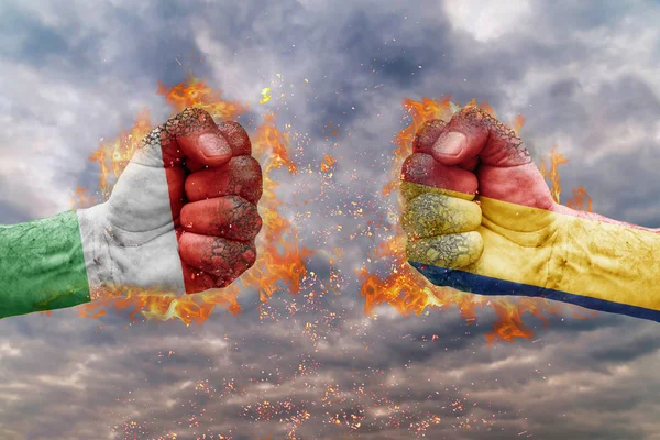 Два кулак з прапором Угорщини та Румунії стикається один на одного готові до боротьби — стокове фото