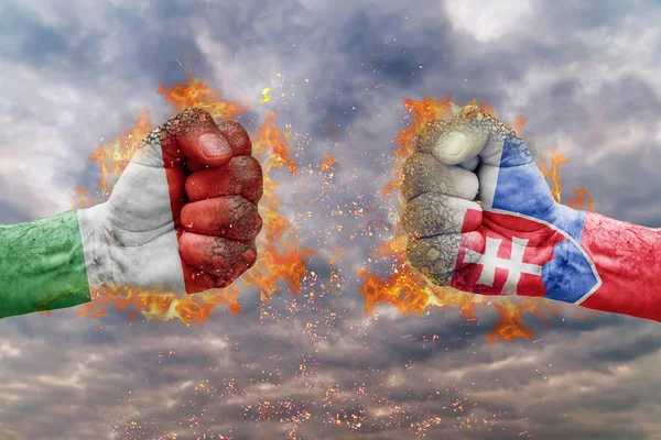 İki Macaristan bayrağı ile yumruk ve Slovakya birbirlerine karşı karşıya mücadele için hazır