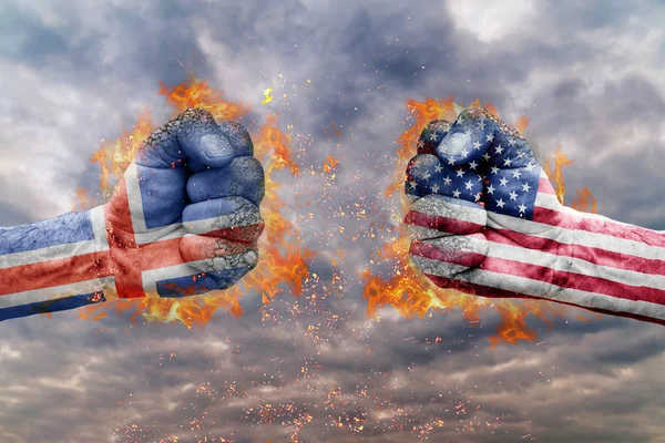 İki İzlanda bayrağı ile yumruk ve ABD birbirlerine karşı karşıya mücadele için hazır