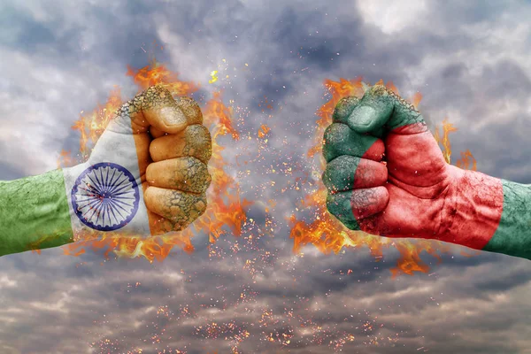 两个拳与国旗的印度和孟加拉国面临着对方准备战斗 — 图库照片