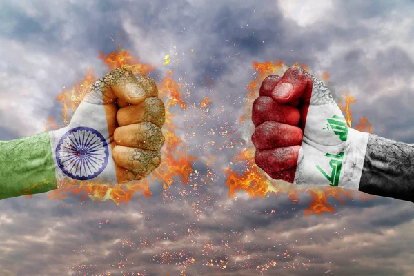 Два кулак з прапор Індії та Іраку стикаються один на одного готові до боротьби — стокове фото