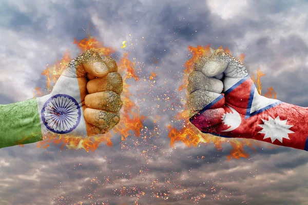 İki Hindistan bayrağı ile yumruk ve Nepal birbirlerine karşı karşıya mücadele için hazır