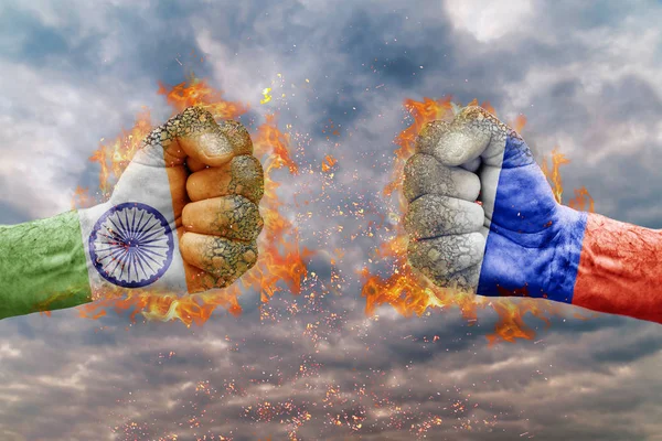 Два кулак з прапор Індії та Росії стикаються один на одного готові до боротьби — стокове фото
