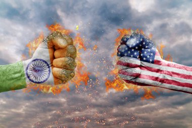 İki Hindistan bayrağı ile yumruk ve ABD birbirlerine karşı karşıya mücadele için hazır