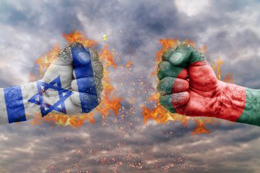 İki İsrail bayrağı ile yumruk ve Bangladeş birbirlerine karşı karşıya mücadele için hazır