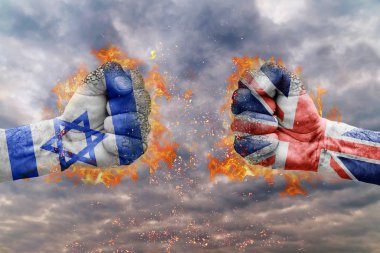 İki İsrail bayrağı ile yumruk ve Büyük Britanya'nın birbirlerine karşı karşıya mücadele için hazır