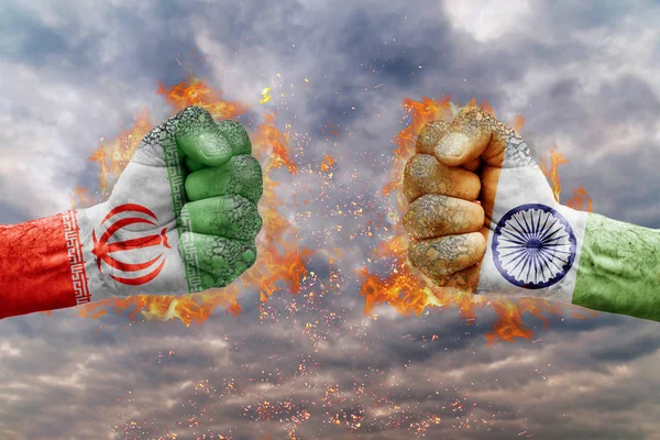 两个拳与伊朗国旗和印度面临着对方准备战斗 — 图库照片