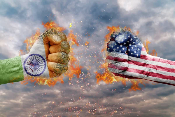 İki Hindistan bayrağı ile yumruk ve ABD birbirlerine karşı karşıya mücadele için hazır