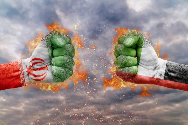 两个拳与国旗的伊朗和阿拉伯联合酋长国面临着对方准备战斗 — 图库照片