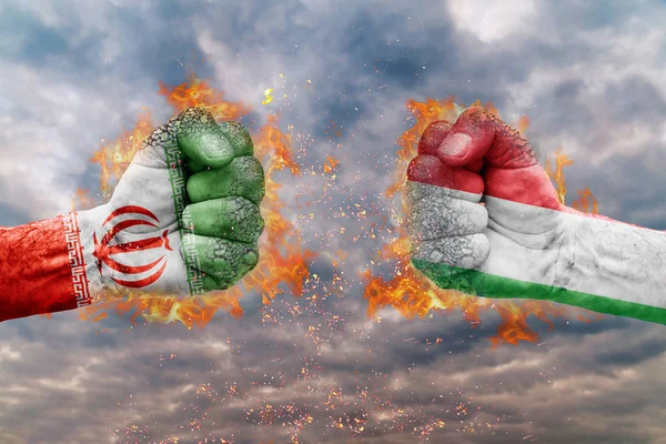 两个拳与伊朗国旗和意大利面临着对方准备战斗 — 图库照片