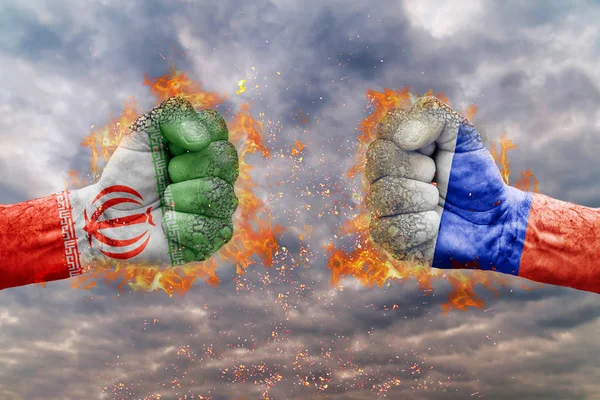 İki Iran bayrağı ile yumruk ve Rusya birbirlerine karşı karşıya mücadele için hazır