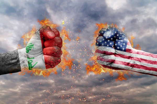 İki Irak bayrağı ile yumruk ve ABD birbirlerine karşı karşıya mücadele için hazır