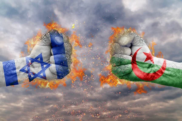 İki İsrail bayrağı ile yumruk ve Alegria birbirlerine karşı karşıya mücadele için hazır