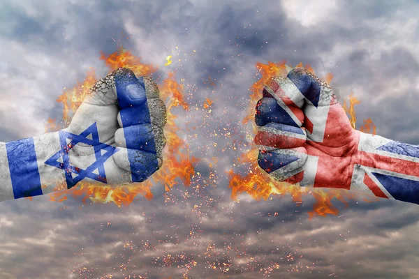 İki İsrail bayrağı ile yumruk ve Büyük Britanya'nın birbirlerine karşı karşıya mücadele için hazır