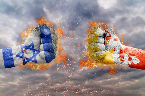 Dos puños con la bandera de Israel y Bután se enfrentaron listos para luchar —  Fotos de Stock