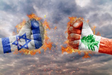 İki İsrail bayrağı ile yumruk ve Lübnan birbirlerine karşı karşıya mücadele için hazır