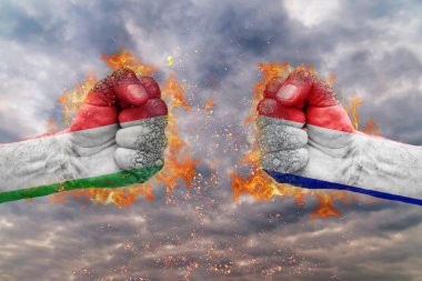 İki İtalya bayrağı ile yumruk ve Fransa birbirlerine karşı karşıya mücadele için hazır