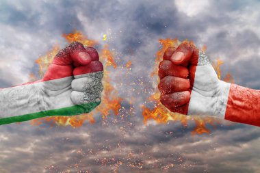 İki İtalya bayrağı ile yumruk ve Avusturya birbirlerine karşı karşıya mücadele için hazır