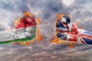 İki İtalya bayrağı ile yumruk ve Büyük Britanya'nın birbirlerine karşı karşıya mücadele için hazır