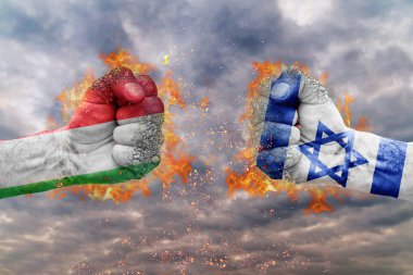 İki İtalya bayrağı ile yumruk ve İsrail birbirlerine karşı karşıya mücadele için hazır